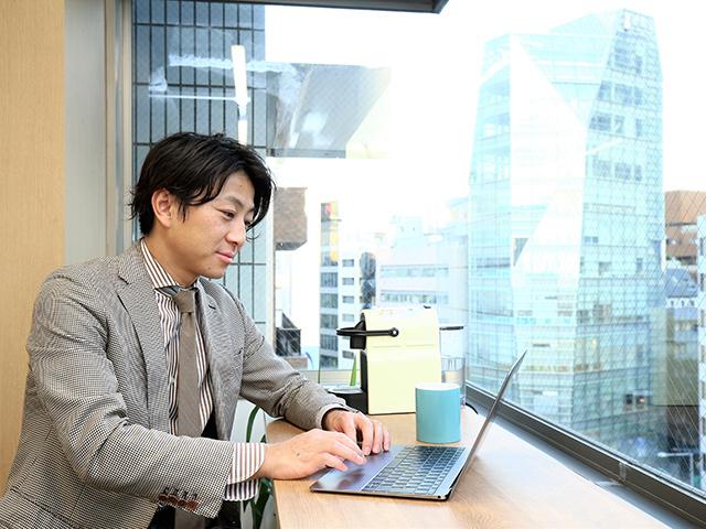 週2回はリモートワークが推奨され、各自が好きな場所で働くことでストレスフリーの環境を実現。