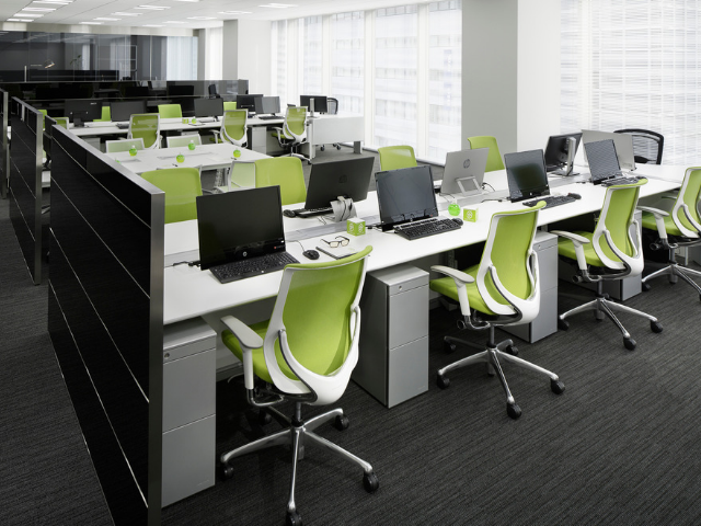 オフィス環境は働く社員を考慮しています。
椅子は長時間座っていられるものを用意しています。
※選択制リモートワークやフレックス制度も導入しています。