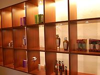 社内には取り扱いブランドがディスプレイされている