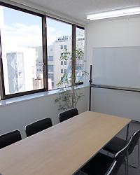 明るい光が入る会議室