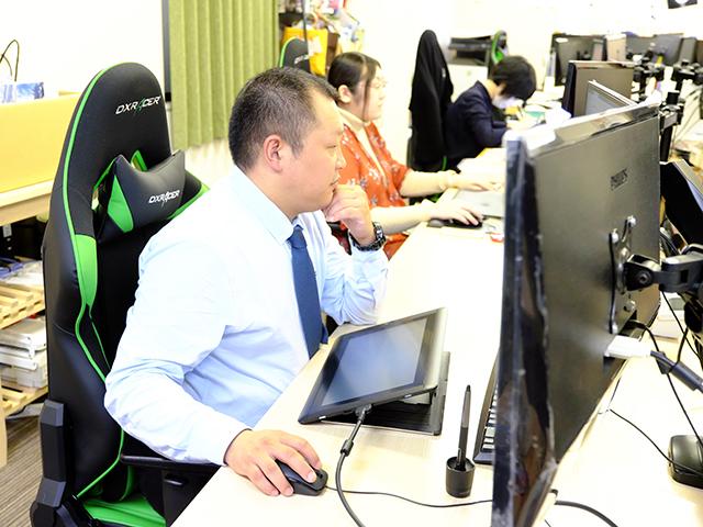 現在はソーシャルゲームを中心としたイラスト制作やグッズ/ノベルティーなどの企画・デザイン・制作などを手がけている。