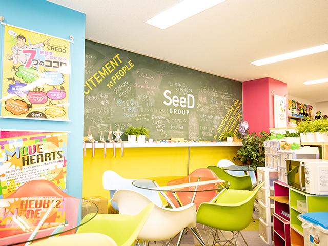 カラフルで明るく、元気な声が飛び交うトライシードのオフィス風景。社員のクリエイティビティを刺激する雰囲気だ。