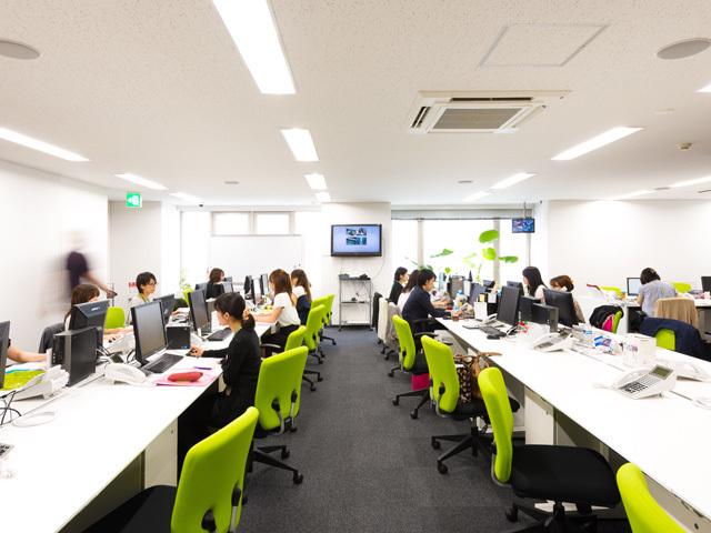 評価制度は、半年ごとに振り返りや評価が行われる。業務やスキルにあわせて段階別の給与体系が用意され、誰もが納得できる明確さをポイントに置いている。