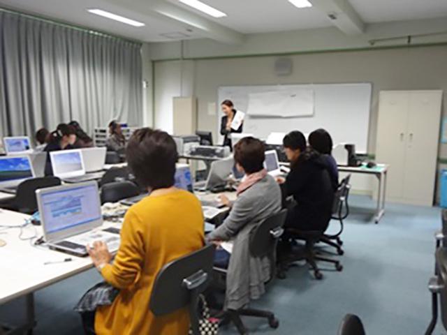 大学・専門学校を対象に基礎・基本の学び直しを提供するリメディアル教育グループでは、PCやスマートフォンを活用し、5教科の基礎・基本を効率良く学び直すことができるドリルなどを提供。