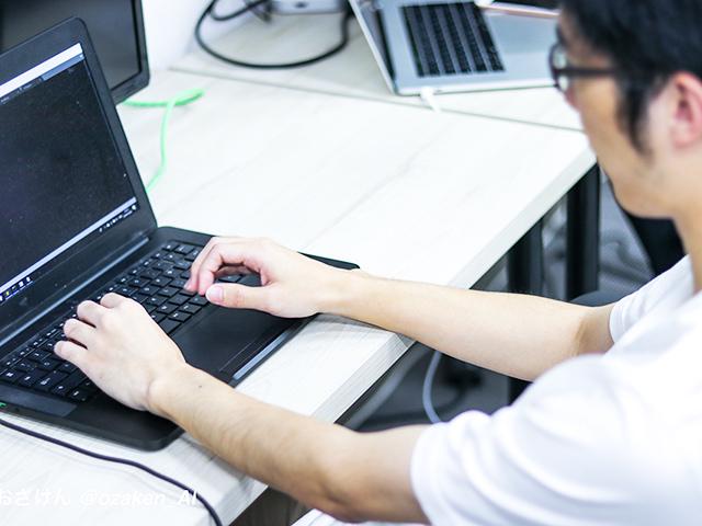 ミッションを実現するファーストステップが、スマホアプリ「Xpression」。ディープラーニングを用いて本物と区別がつかないフェイクビデオを、簡単につくることができる。