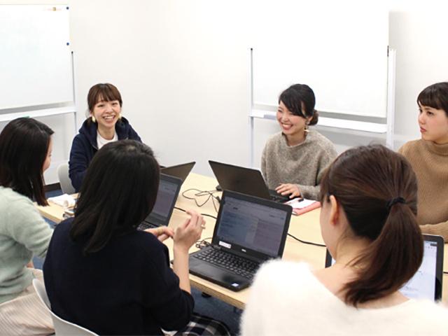 出産休暇や育児休暇の制度もあるため、結婚・出産後も活躍している女性社員も多く、長く働き続けることができる。