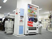 ドリンクや書棚など快適に仕事ができる環境を整えている