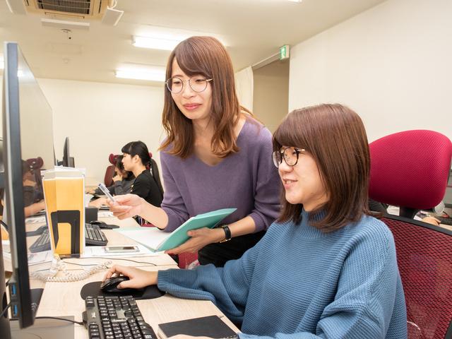 女性比率が高いのも特徴。また、キャリアコンサルタント制度も導入しており、メンタルケアも充実！明るく華やかな雰囲気の職場は働きやすい環境だ。