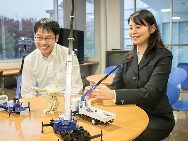 技術者とデザイナーが協力し、世界初の機能やデザインの実現を目指す。非常にクリエイティブな環境だ。