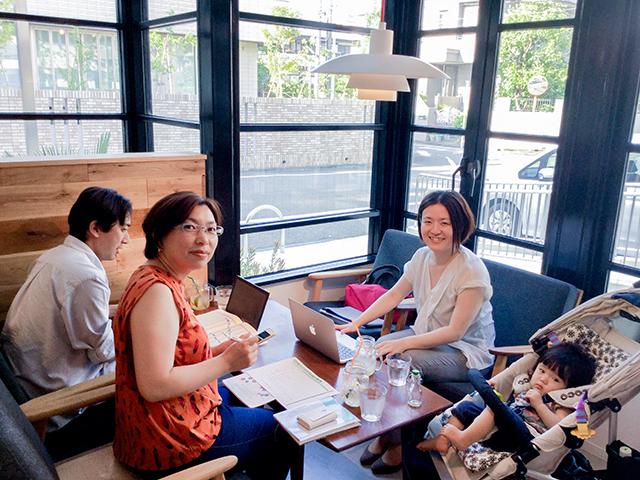 子育て社員が子供を連れて打ち合わせに参加したことも。社員の働きやすさにこだわっている同社ならではの風景だ。