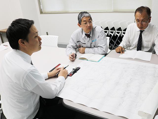 特に測量業では3次元レーザースキャナなどを搭載した航空機を使った航空測量や、MMS（モービルマッピングシステム）を用いた地上測量で、精度の高い空間情報の収集を可能としている。