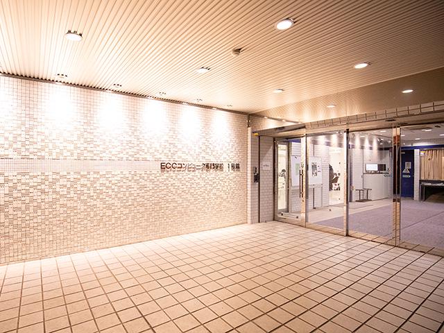 1990年代末期のITバブル崩壊後、IT業界への就職希望者は激減。逆境を乗り切るために試行錯誤を繰り返しながら、学校運営の基礎を作ってきた。