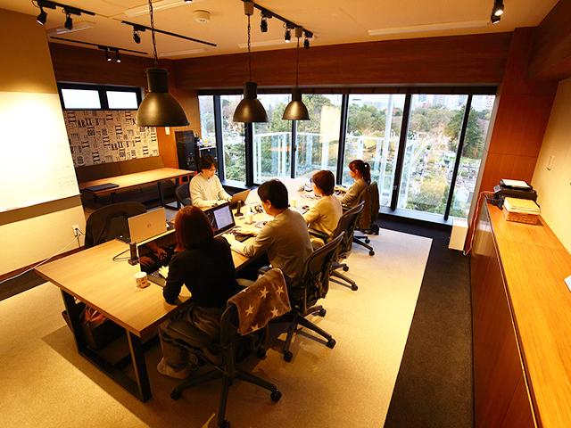 ミーティング・飲み会などは無しという独特なスタイルが特徴。社員にとって働きやすい環境を目指す。