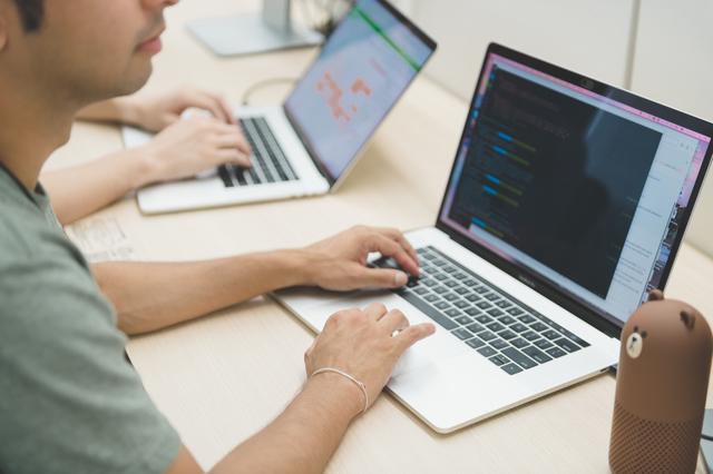 PCやチェアなども基本的に希望のものを用意しています