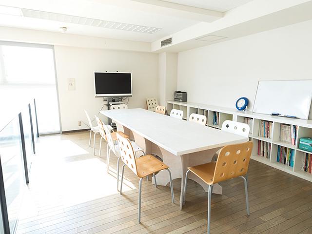 オフィスには日差しが差し込み、明るい雰囲気。社員の居心地の良さを重視したオフィス設計にこだわっている。