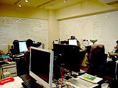 壁は一面ホワイトボード。ブレストは欠かせない。