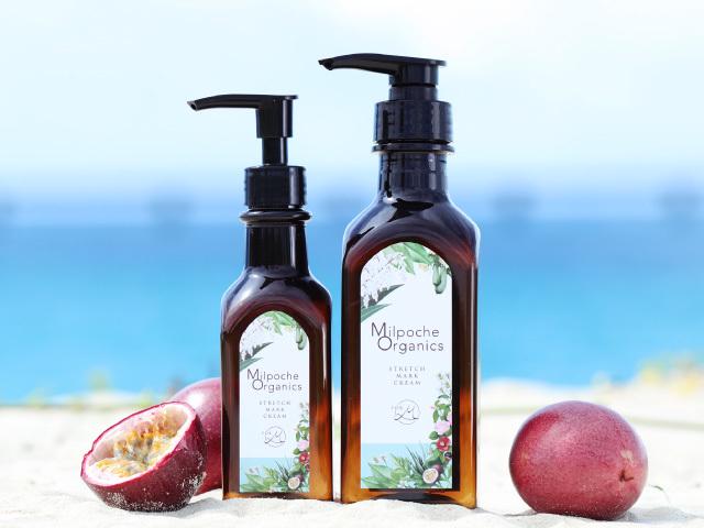 宮古島のキレイな海を背景に