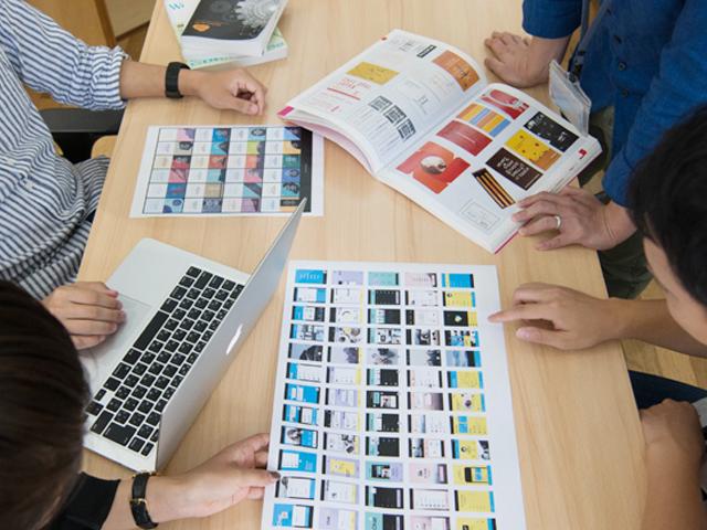 近年ではデジタルサイネージやスマートフォンアプリなど、Webサイトにとどまらない、企業で発生する社内外のコミュニケーション全体へとサポート範囲は広がっている。