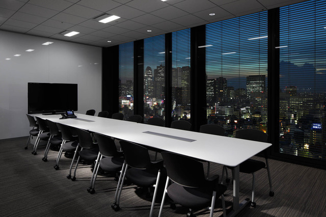 国内外のグループ会社とのビデオ会議や電話会議なども行える社内用のミーティングルーム。窓が多く開放的です。