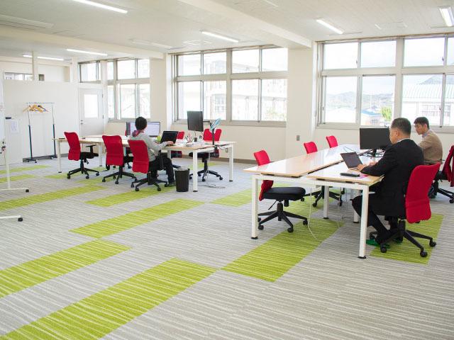 社内は広々とした空間で、明るい日差しが差し込む気持ちの良い空間だ。