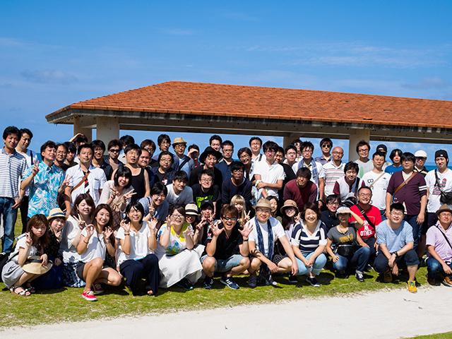 年1回の社員旅行では沖縄や北海道、京都など、様々な場所を訪問しながら社員同士の親睦を深めているようだ。