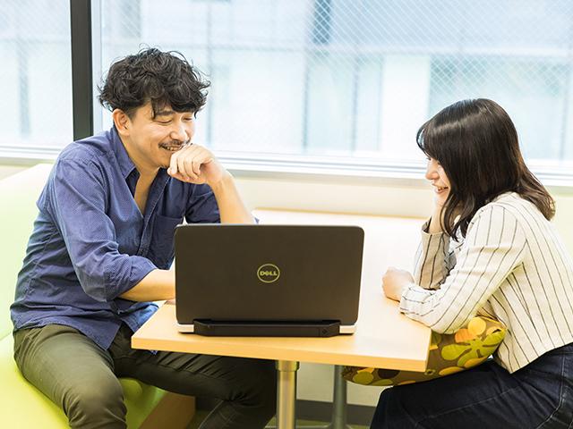社内のほとんどの人がデザイナーやエンジニアなどのクリエイター職のメンバー。社内もクリエイティビティあふれる環境だ。