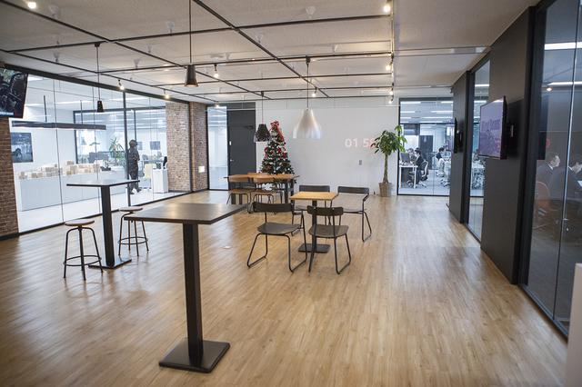 広々したカフェスペースは音楽が流れています♪