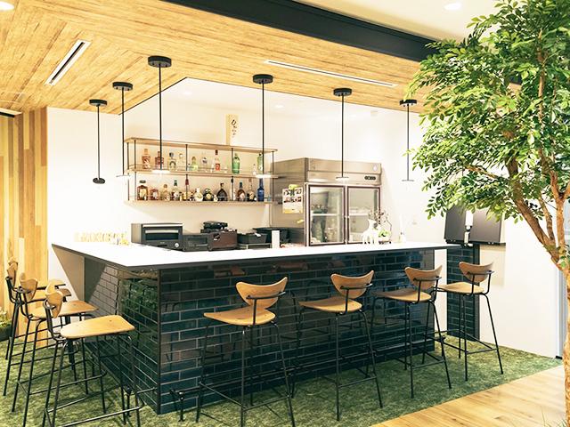 社内にはバーのようなスペースも。休憩時にはここで昼食をとったり、20時以降には自由にお酒を楽しむこともできる。