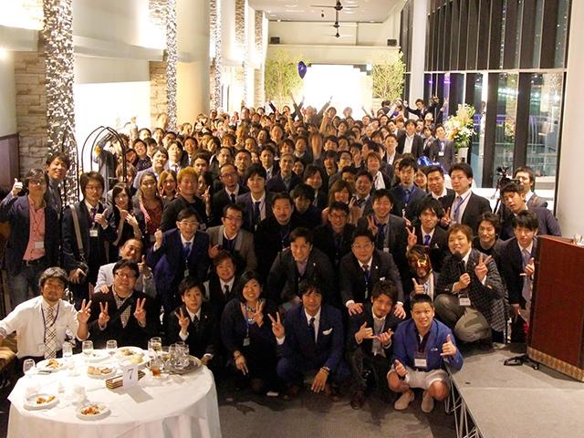 2016年に開催した10周年記念パーティの様子。200名を超える取引先が参加して大いに盛り上がった。