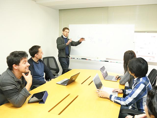 外国籍のメンバーも多いが、英語力に関してはあまり問題視はしないという。意志さえあれば言語はサポートをするとのこと。