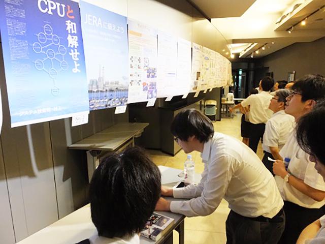 同社のエンジニアは自身が開発したものに一貫して携わることができる。作って終わりではなく、その後の運用まで関われるのがポイント。
上記画像は年一回、社内で行われる技術検討会/ポスターセッションの場面、下記画像は技術検討会/座談会の場面。