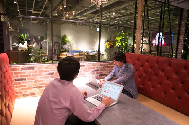 オフィス内のフリーMTGスペースからはリフレッシュスペースが一望できる大きな窓があり、開放感があります。