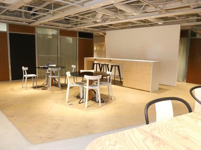 スッキリし、オシャレな雰囲気。無駄が無く洗練されたオフィス空間でクリエイティビティ高く働ける環境だ。