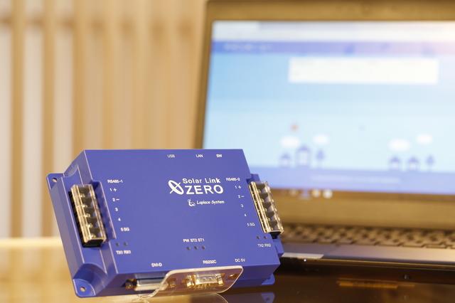 当社の主力製品です。こちらの小さな端末に発電状況を計測・制御・監視するソフトウェアが搭載されております