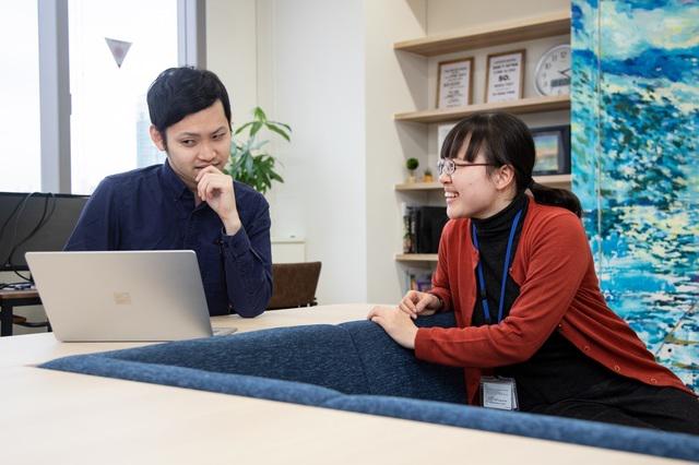 コミュニケーションを重視するオフィス環境は、オープンなつくりになっている。年次や職種を超えて、いたるところで会話をしている姿が見られる。