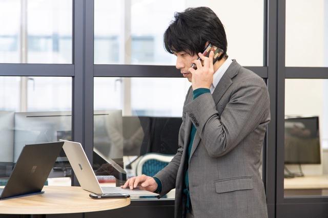 営業はシステムが運用されるまで、顧客のシステムコンサルタントとして伴走。同社の解約率は約1％と平均的なシステム解約率と比べても低い。