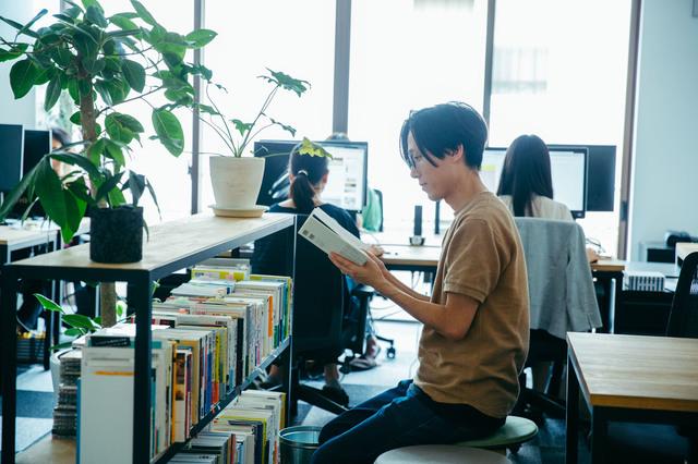 オフィス内には貸出書籍も！