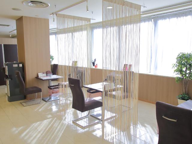 自然に太陽光が入り込み明るい雰囲気のカウンセリングルーム。