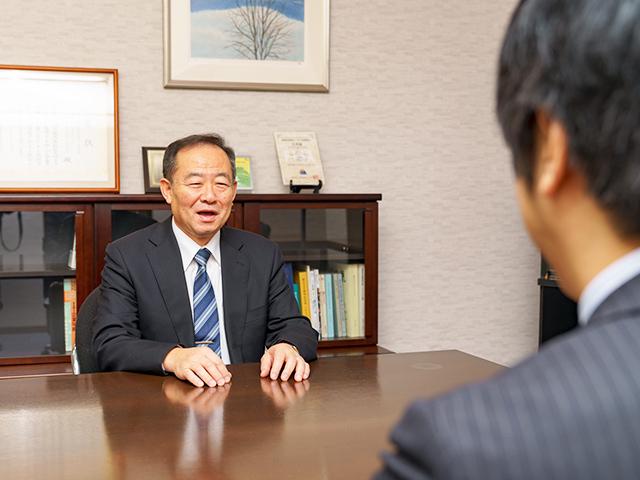 同社は「IT業界で働く人々が、より気持ちよく快適に働ける会社を作りたい」という思いを抱いた4人のメンバーで立ち上げた。