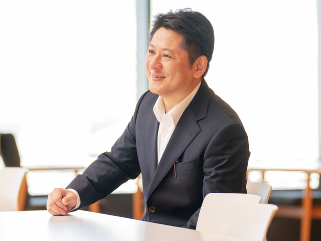 代表取締役 江幡剛
社長と社員の距離、リーダーとメンバーの距離が近く、立ち場によらずコミュニケーションが活発だ。