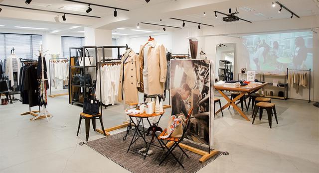 国内に店舗を構え、自社商品を販売している。