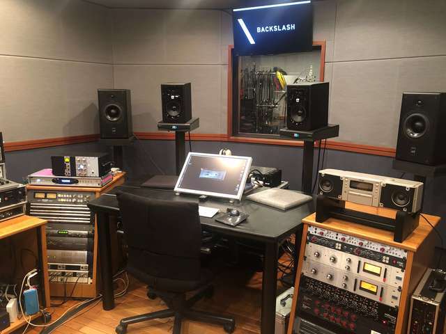 別フロアの音楽録音スタジオ。最新の機材がそろう