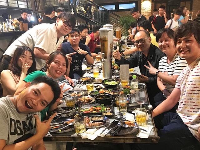 ベトナム拠点にある自社のラボメンバーとの交流会の様子。