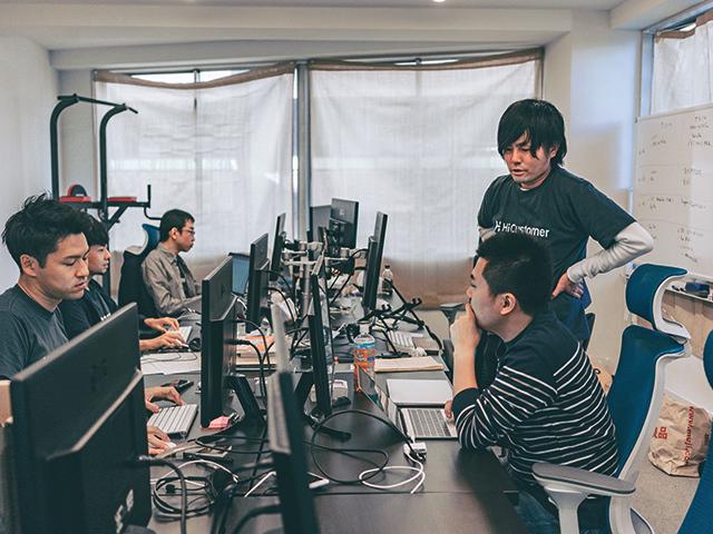 開発においてはスクラムの手法を導入し、2週間に1回機能をリリースすると定めてどんな機能をどんな優先順位で開発するかを全員で議論して決めている。