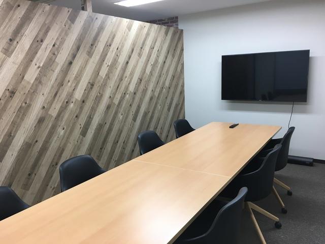 【福岡支店】座り心地良いミーティングテーブルや執務室の横にカウンターバーも設置