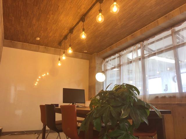 まばゆい会議室。ここで、社長「会議室に滝を作りたいんだよね」、社員「やめましょう」。そんな熱い議論が毎日繰り広げられています。