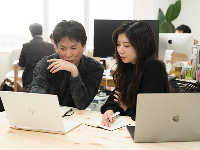 社内は非常にフラットで、社員同士の仲も良い。少人数ならではの和気あいあいとした雰囲気があるのも同社の特徴だ。