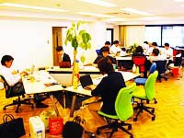 2022年時点の従業員数は30名、平均年齢は28歳。外国籍のスタッフも活躍している。在宅勤務も可能。