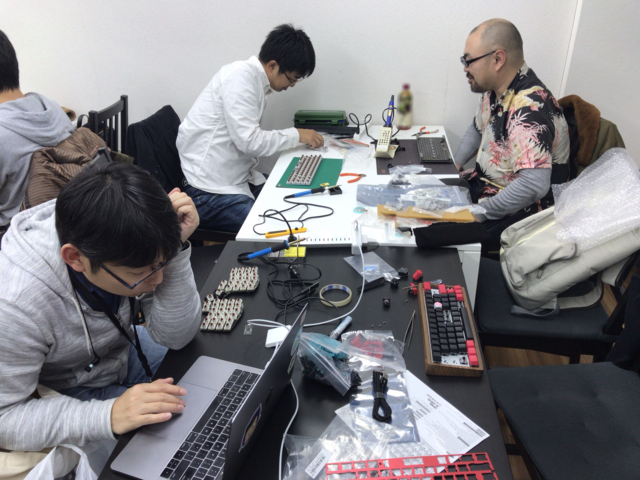 一部の技術者は、終業後に集まって、商売道具のキーボードを自作しています。写真はそのグループビルドのワンシーン。