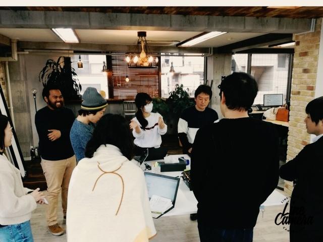 ミーティング風景。見ての通り自由な感じでやっています。でも議論はとっても熱い‼